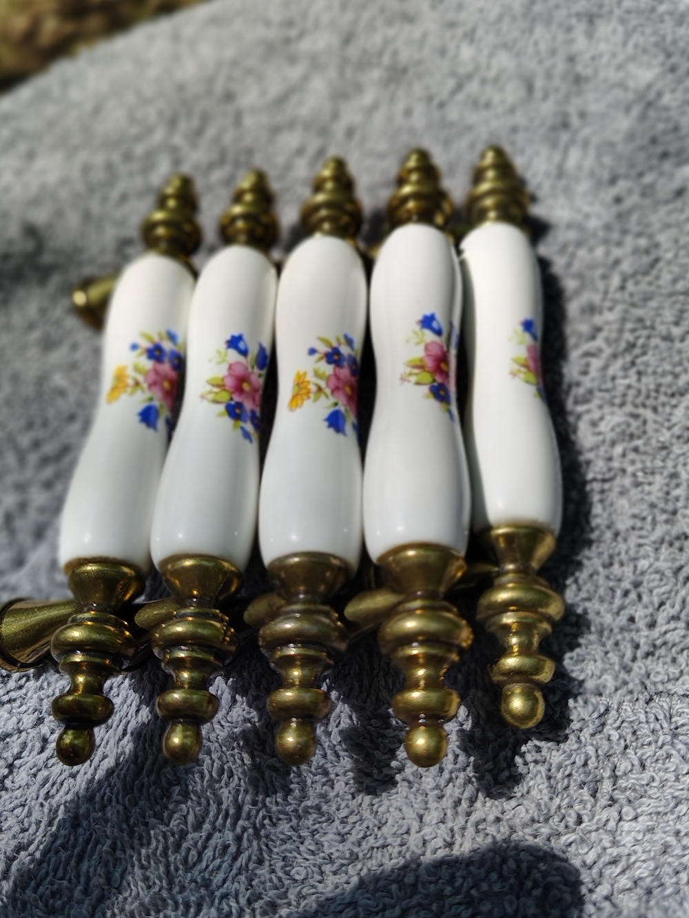 Vintage Set of 5 Porcelain Brass Handles Pulls Cabinet Drawer Floral White
